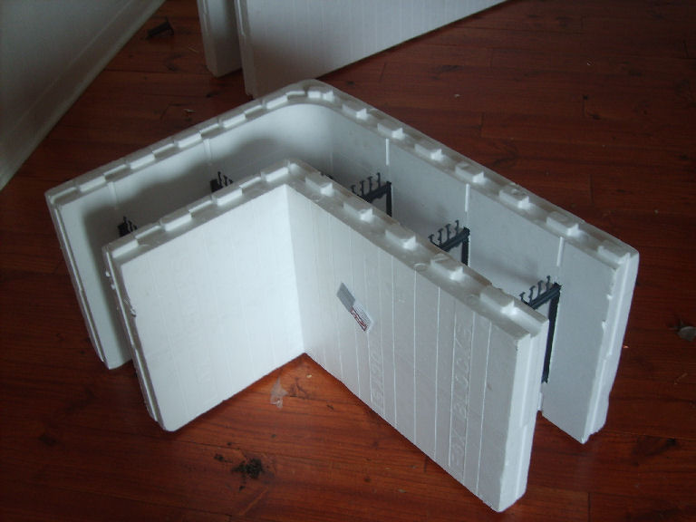 ICF corner wall form